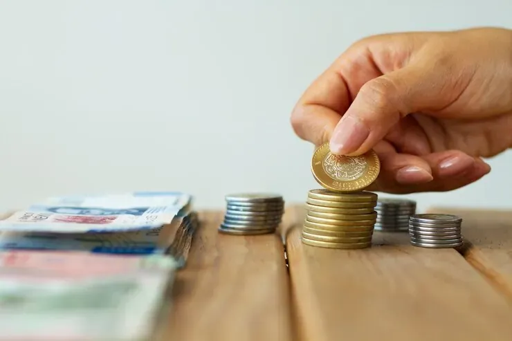 Persona calculando el salario mínimo y el auxilio de transporte en Colombia